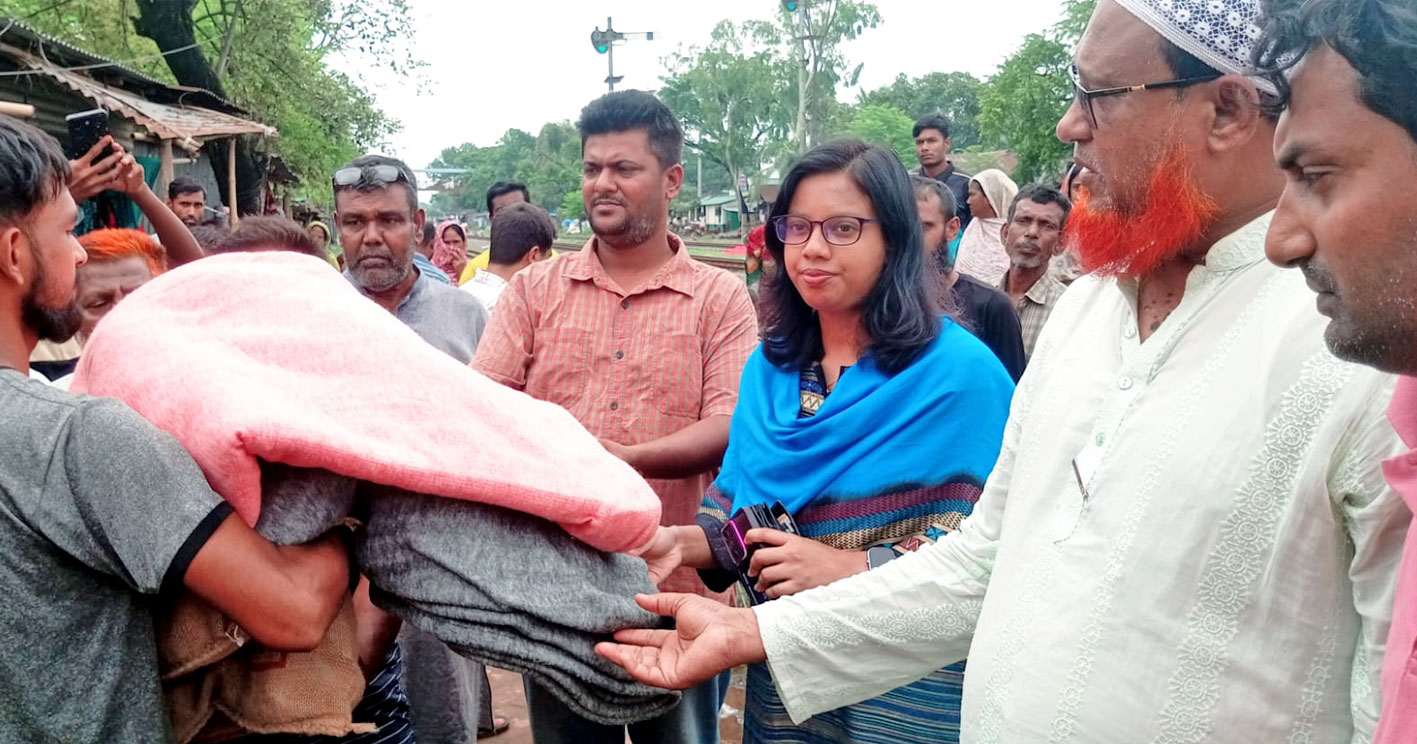 পাঁচবিবিতে গাছ পড়ে ক্ষতিগ্রস্ত পরিবারকে সহায়তা দিলেন ইউএনও