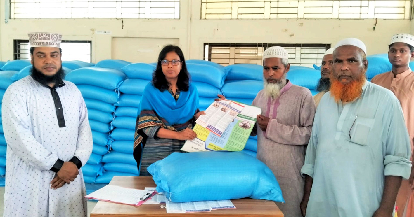 পাঁচবিবিতে চামড়া সংরক্ষণে বিনামূল্যে লবণ বিতরণ