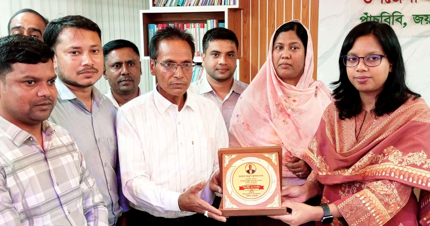 পাঁচবিবির ইউএনও প্রশাসনিক কর্মকর্তা অনুপ কুমারকে বিদায় সংবর্ধনা প্রদান