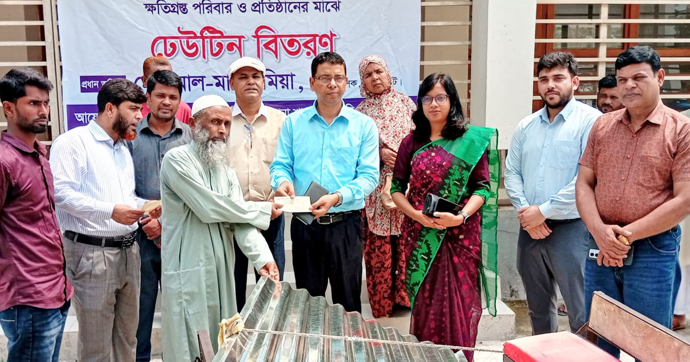 পাঁচবিবির ক্ষতিগ্রস্ত পরিবারকে ঢেউটিন দিলেন জেলা প্রশাসক মহোদয়