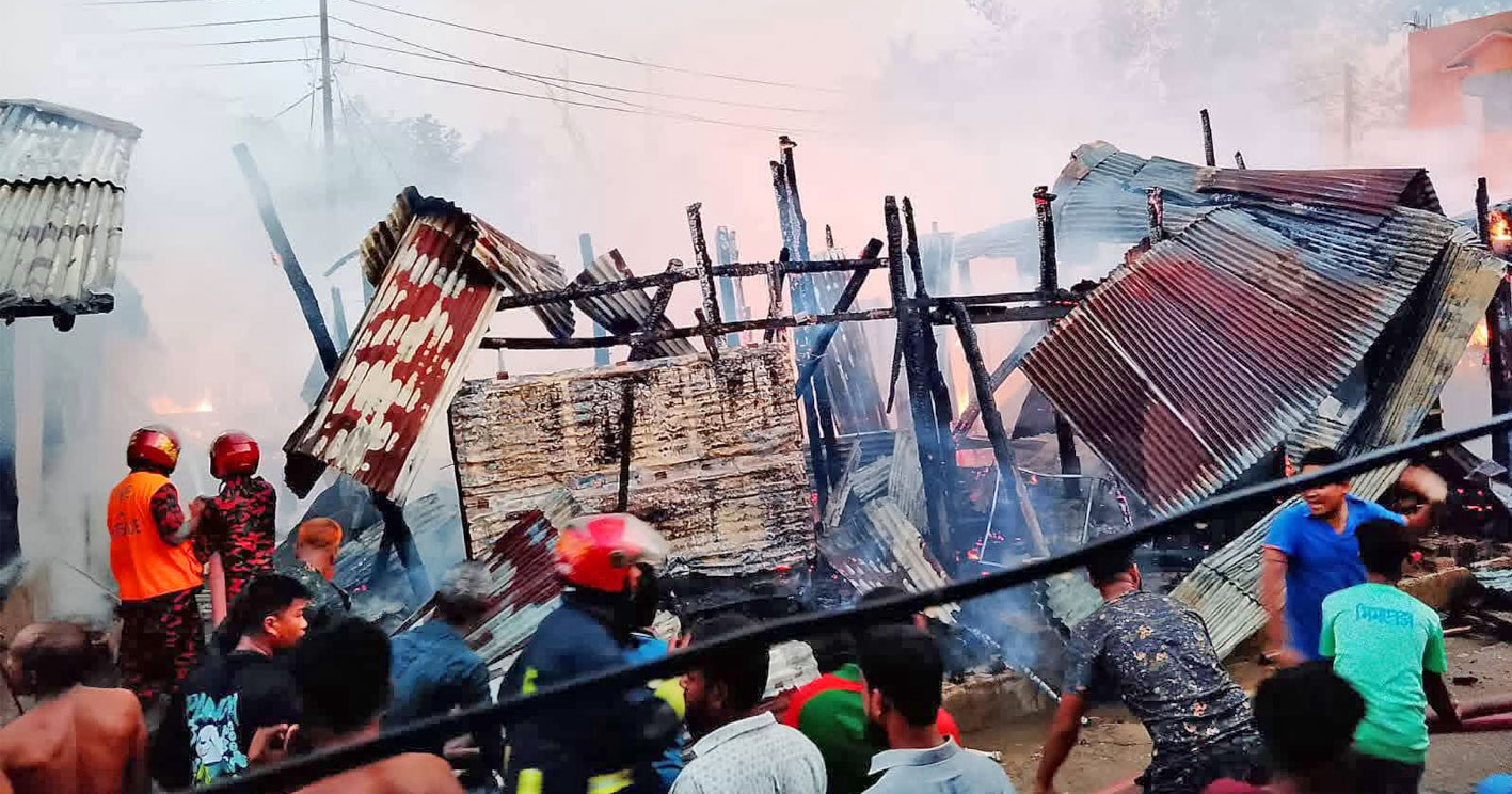 বান্দরবানে আগুনে পুড়ল দোকানসহ ৫০টি বসতঘর
