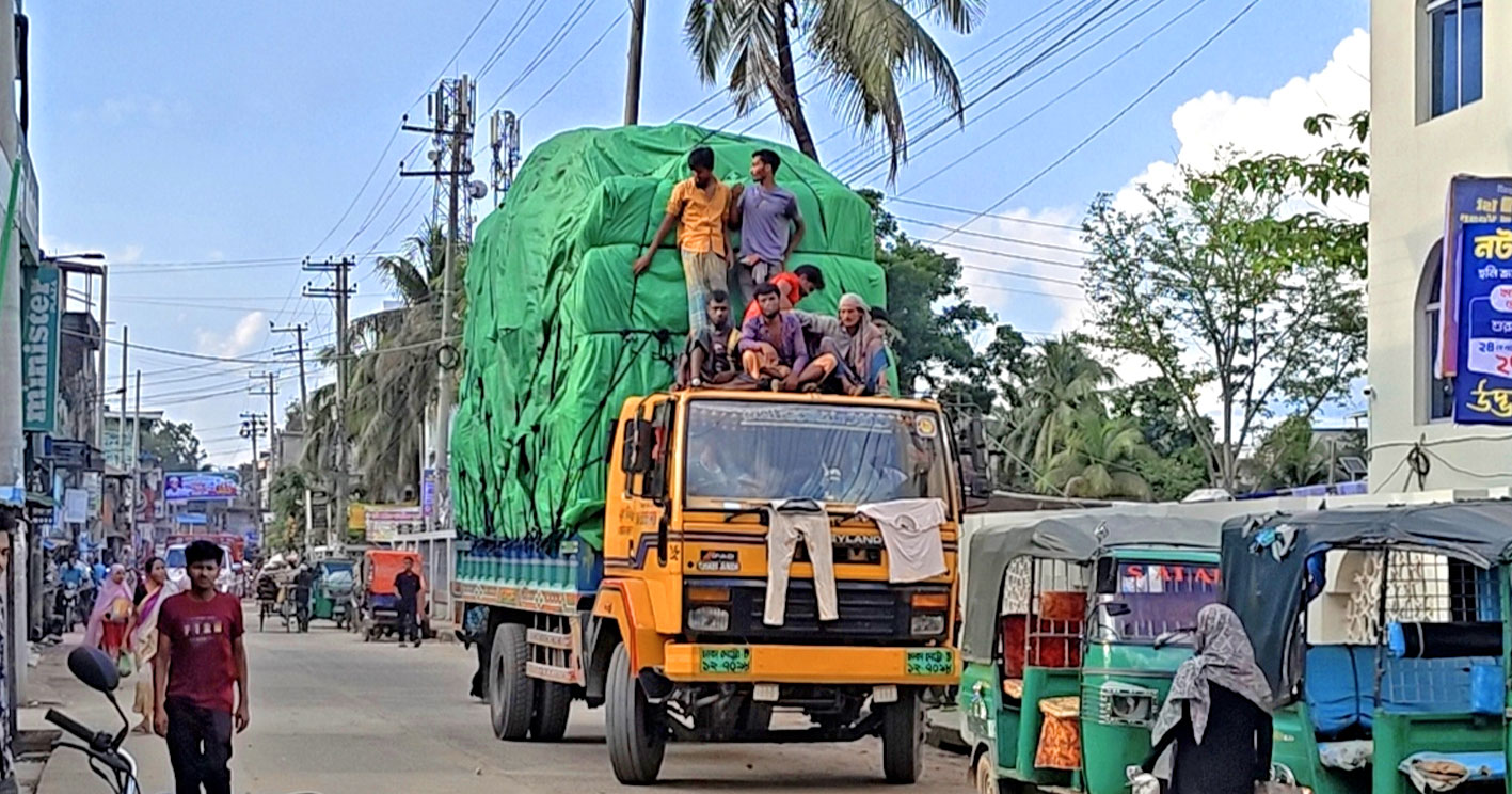 লামায় ট্রাফিক আইন অমান্য করে চলছে অতিরিক্ত পণ্যবোঝাই তামাকবাহী ট্রাক, বাড়ছে দুর্ঘটনা
