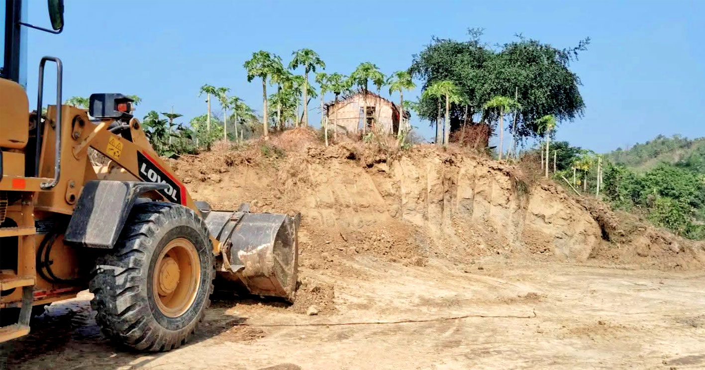 লামায় নতুন ইটভাটা স্থাপনের উদ্দেশ্যে এস্কেভেটর দিয়ে পাহাড় কেটে সাবাড়