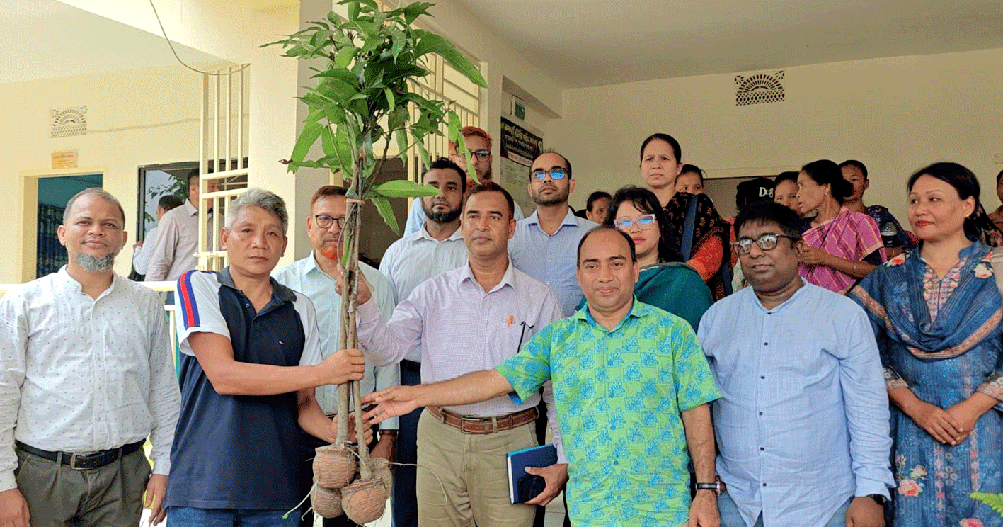 খাগড়াছড়িতে সম্ভাবনাময় গ্রামীণ উদ্যোক্তাদের মাঝে কফি প্রক্রিয়াজাতকরণ আধুনিক যন্ত্র হস্তান্তর ও ফলজ চারা বিতরণ
