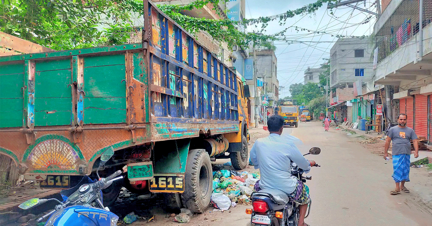 জয়পাড়া বাজারে দীর্ঘদিন ধরে রাস্তার ওপর ট্রাক রাখায় জনদুর্ভোগ
