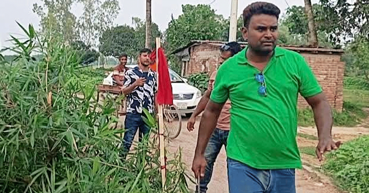 দুর্ঘটনা রোধে ভাঙা ব্রিজে লাল নিশানা টাঙাল যুবদল