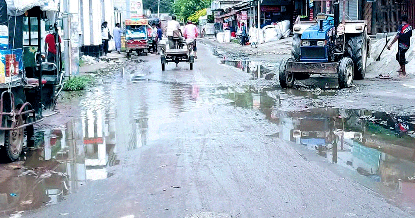 পলাশবাড়ী উপজেলা পরিষদ সড়কে নোংরা পানি, দুর্গন্ধে চরম ভোগান্তি