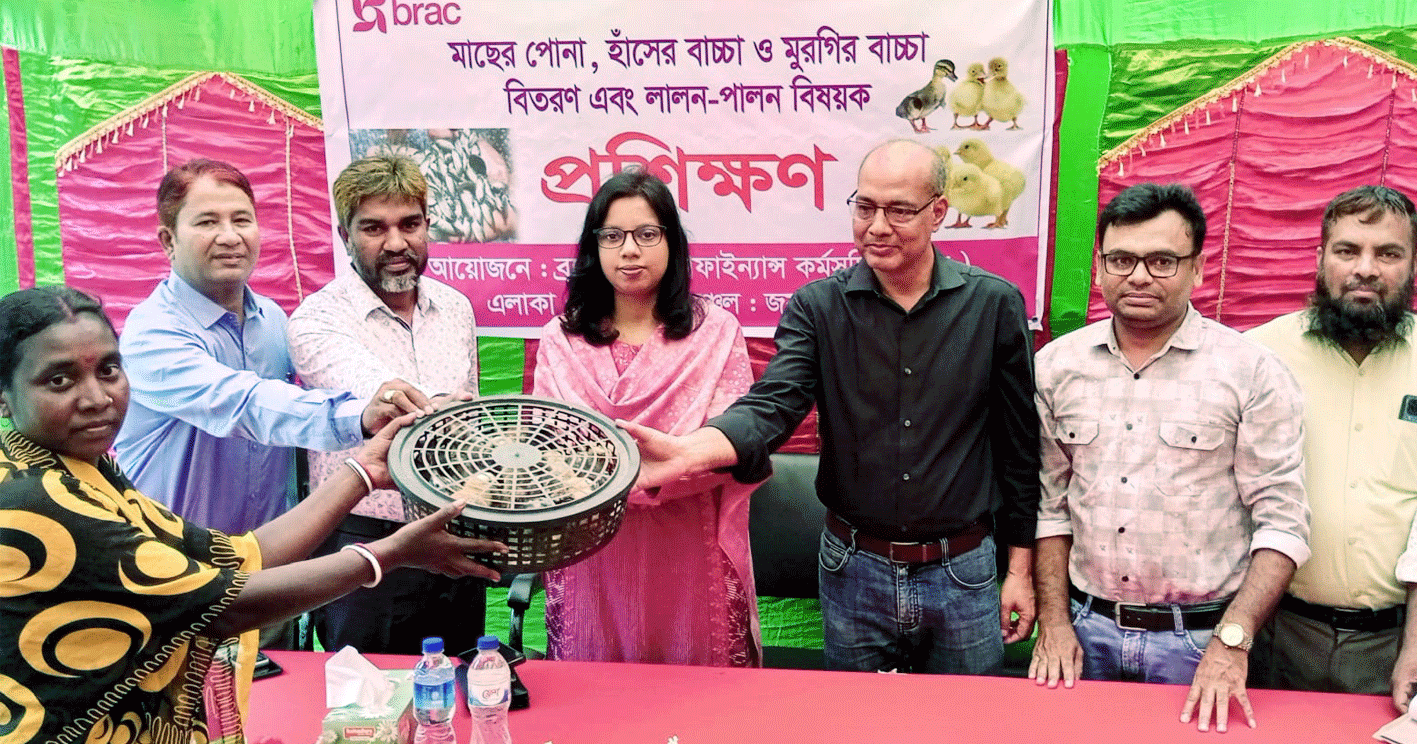 পাঁচবিবিতে ব্র্যাকের উদ্যোগে হাঁস-মুরগির বাচ্চা বিতরণ