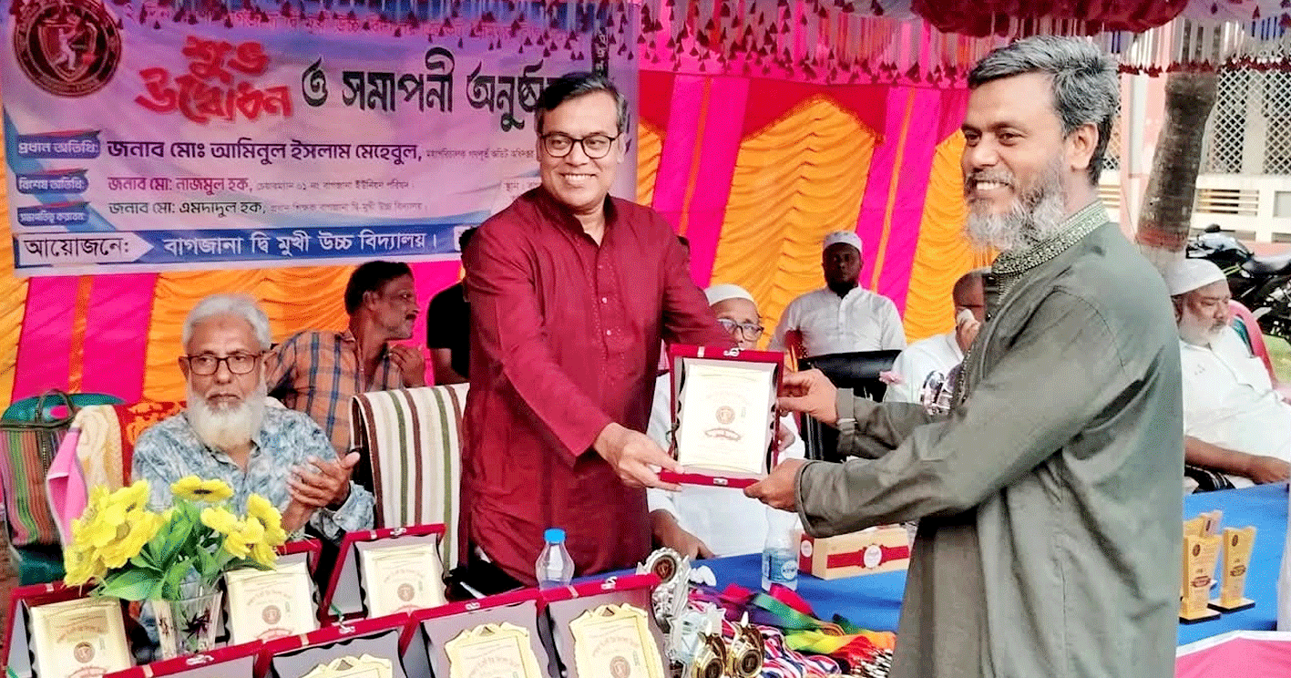বড় ভাইয়ের হাতে ক্রেস্ট তুলে দিলেন আপন ছোট ভাই