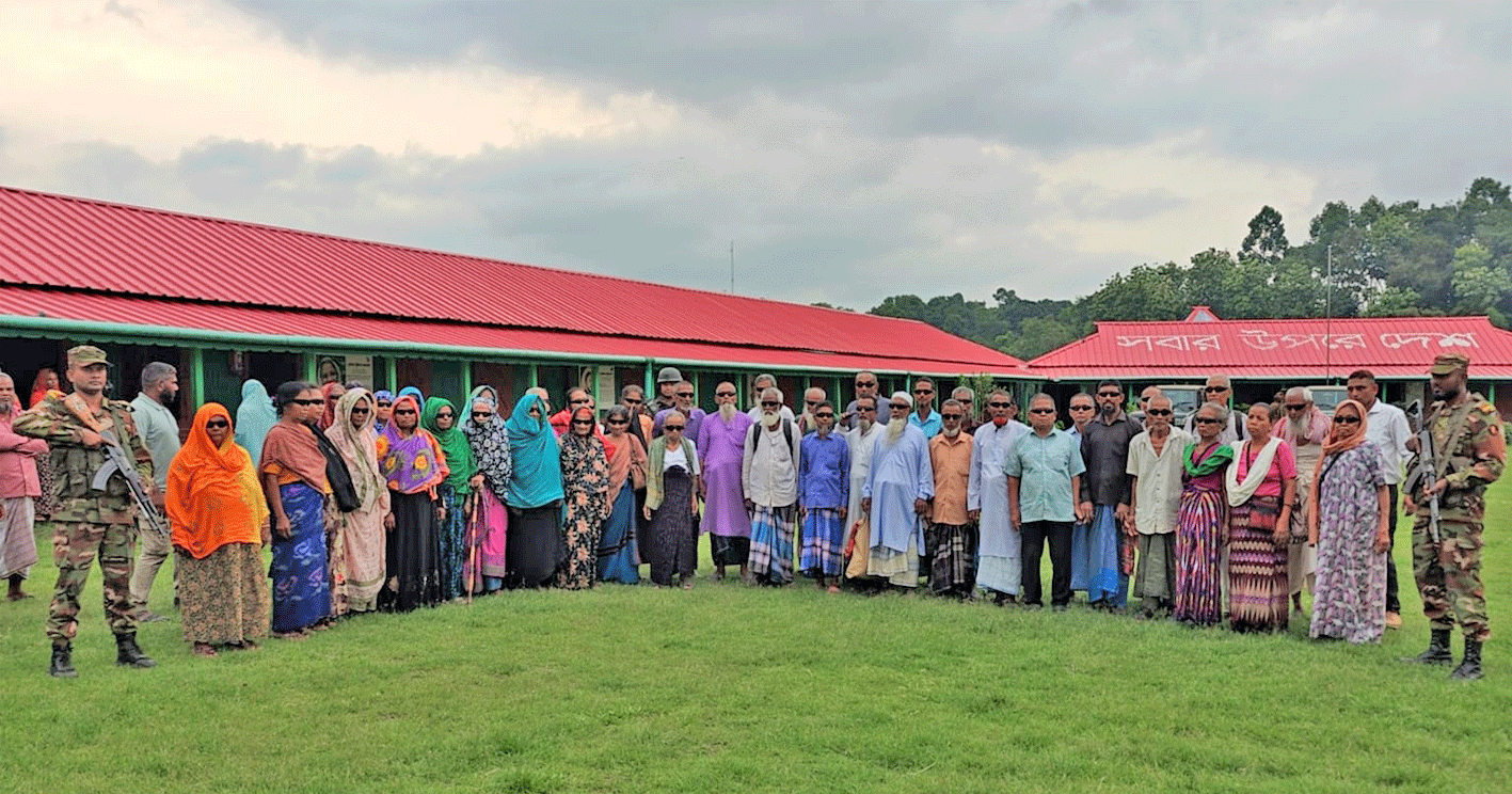 মহালছড়ি সেনা জোনের উদ্যোগে চোখের দৃষ্টিশক্তি ফিরে পেলেন প্রত্যন্ত অঞ্চলের ৮৪ অসহায় মানুষ