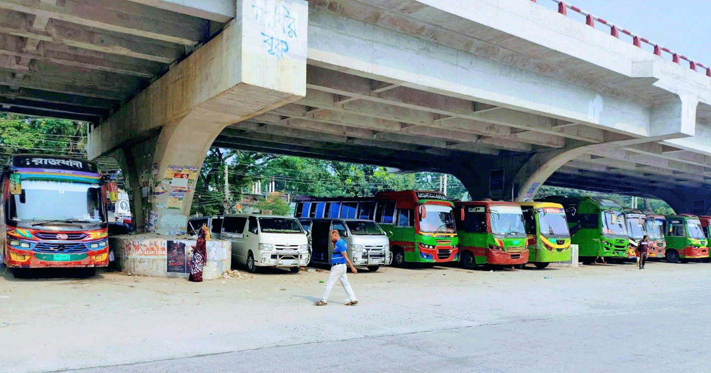পলাশবাড়ী ফ্লাইওভারের নিচে সারিবদ্ধভাবে দাঁড়িয়ে থাকা বাস; সংবাদ প্রকাশের পর নড়েচড়ে বসল ট্রাফিক পুলিশ