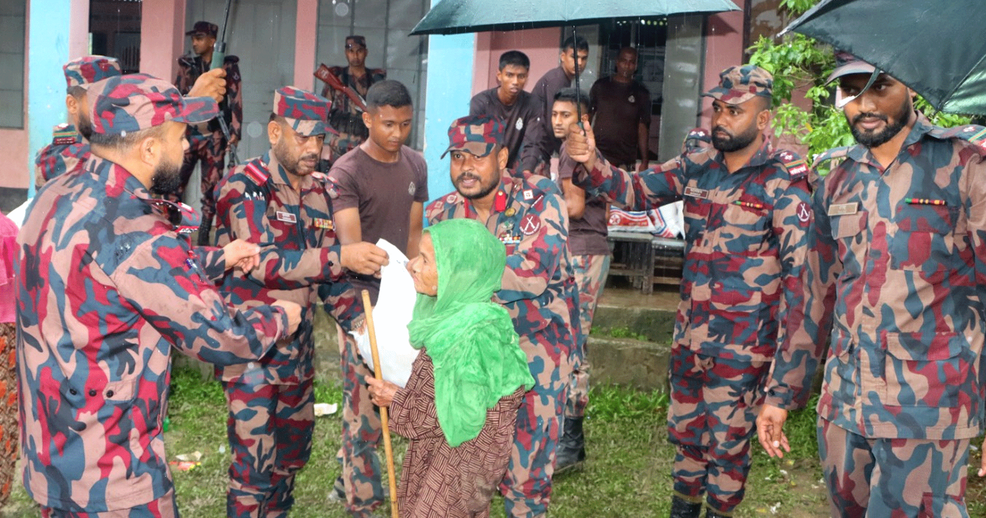 আলীকদমে বন্যাদুর্গতদের পাশে ৫৭ বিজিবি, আশ্রয়কেন্দ্রে ত্রাণ বিতরণ