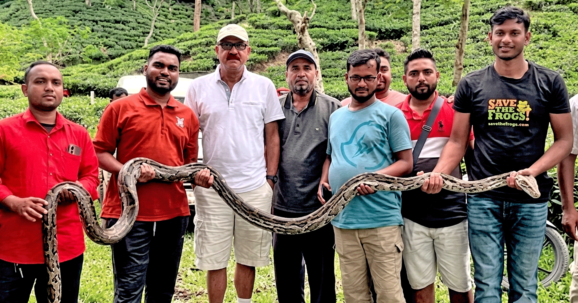 কমলগঞ্জে-বিশালাকৃতির-অজগর-উদ্ধার,-বন্যপ্রাণী-বিভাগের-কাছে-হস্তান্তর+