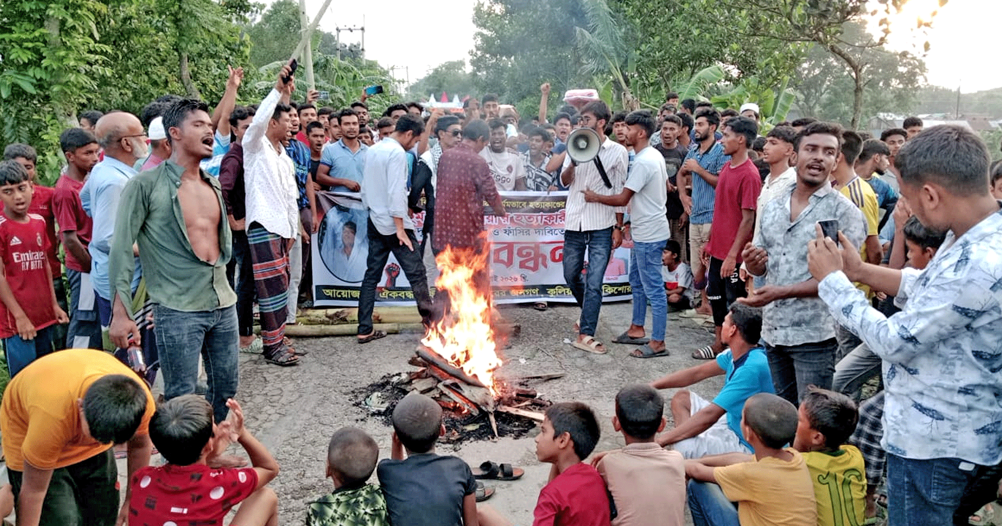 কুলিয়ারচরে প্রকাশ্য দিবালোকে জুয়েল হত্যার প্রতিবাদে উত্তাল লক্ষ্মীপুর, ২৪ ঘণ্টার আল্টিমেটাম; সড়ক অবরোধ