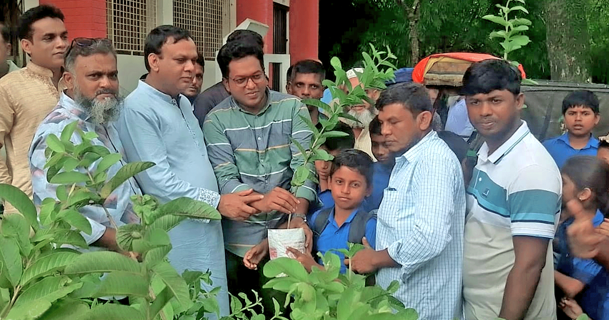 কুলিয়ারচরে শিক্ষার্থীদের মাঝে ফলজ গাছের চারা বিতরণ