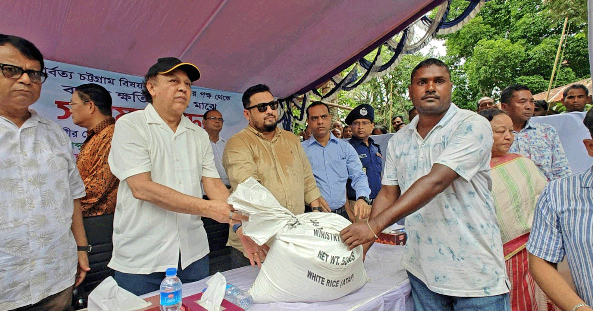 খাগড়াছড়িতে পাহাড়ি ঢলের বন্যায় ক্ষতিগ্রস্তদের মাঝে ত্রাণ বিতরণ করলেন ভূমি ও পার্বত্য চট্টগ্রামবিষয়ক প্রতিমন্ত্রী ব্যারিস্টার মীর হেলাল