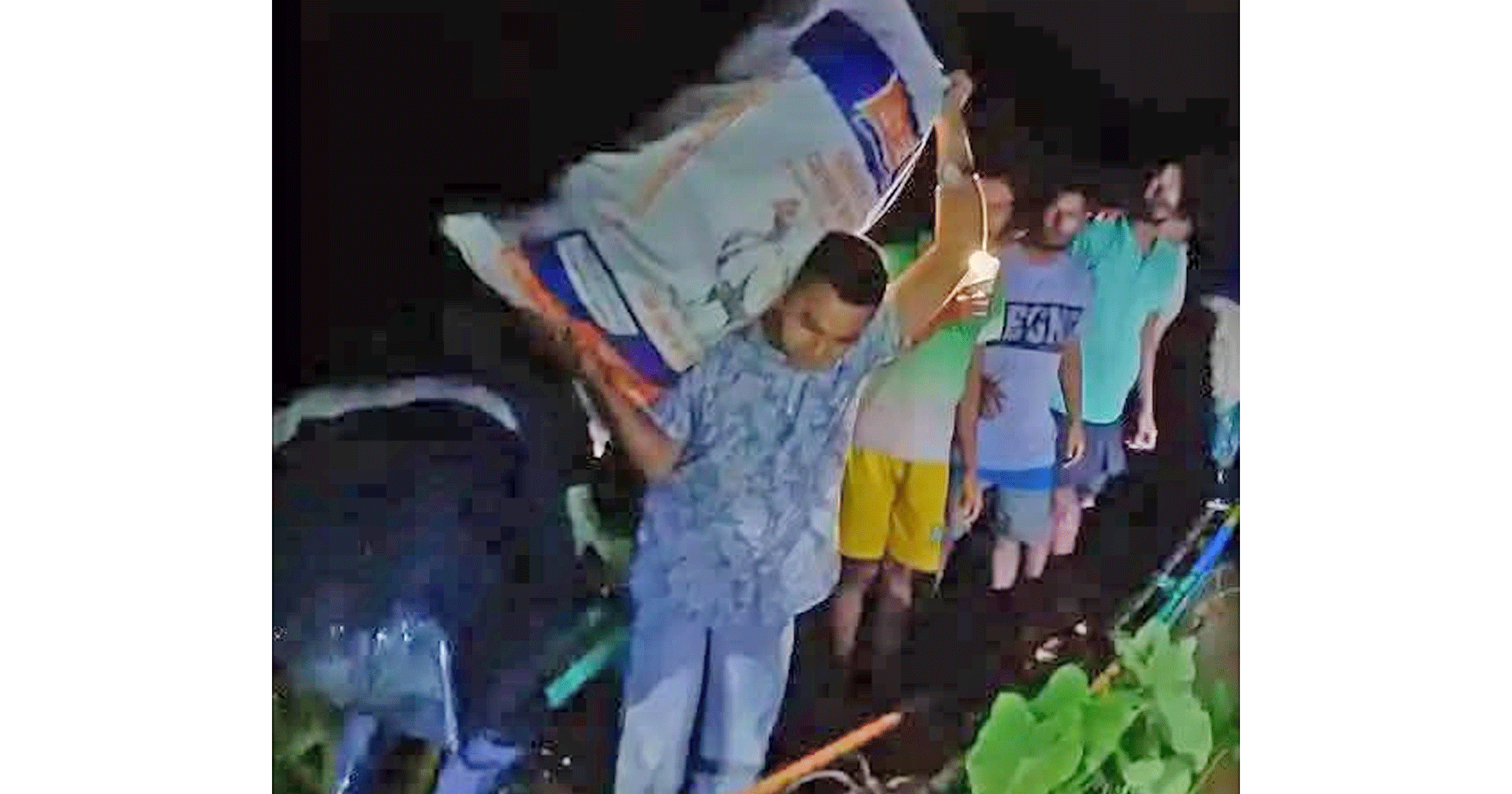 খাবারের বস্তা কাঁধে, নৌকায় চড়ে বন্যাদুর্গতদের পাশে সাইফুল ইসলাম