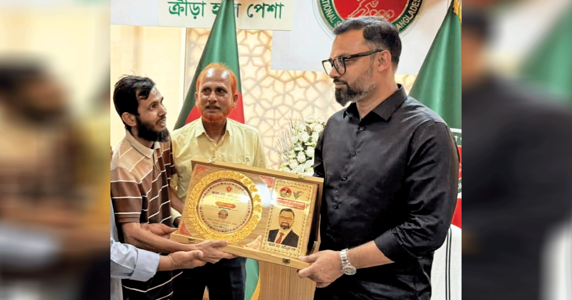 গুরুকে শিষ্যের সম্মাননা ক্রেস্ট প্রদান