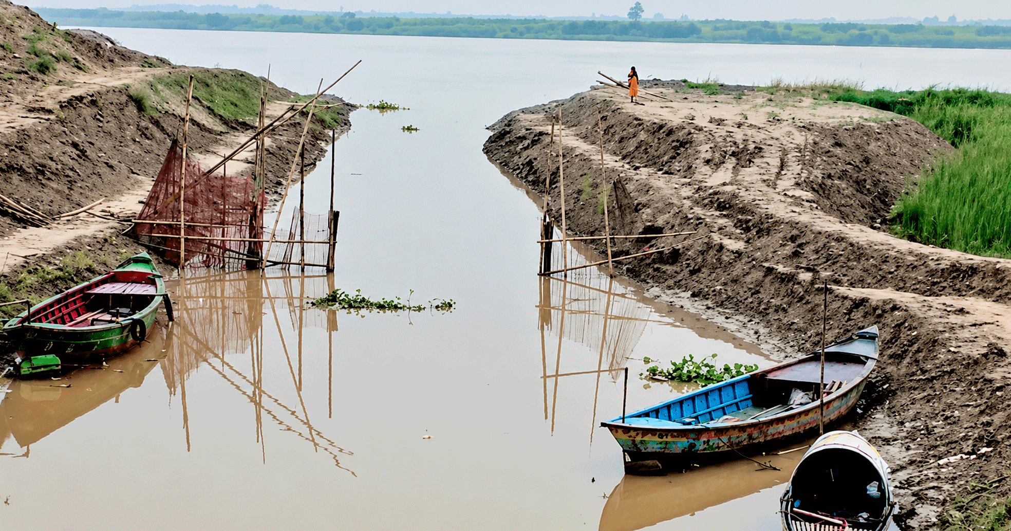 চরভদ্রাসনে খাল খনন প্রকল্পে শ্রমিকদের মজুরি পরিশোধে অনিয়মের অভিযোগ