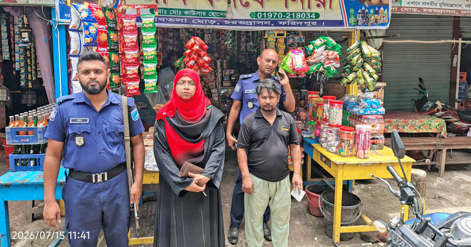 চরভদ্রাসনে ভ্রাম্যমাণ আদালতের অভিযান, অত্যাবশ্যকীয় পণ্য নিয়ন্ত্রণ আইন লঙ্ঘনের দায়ে জরিমানা