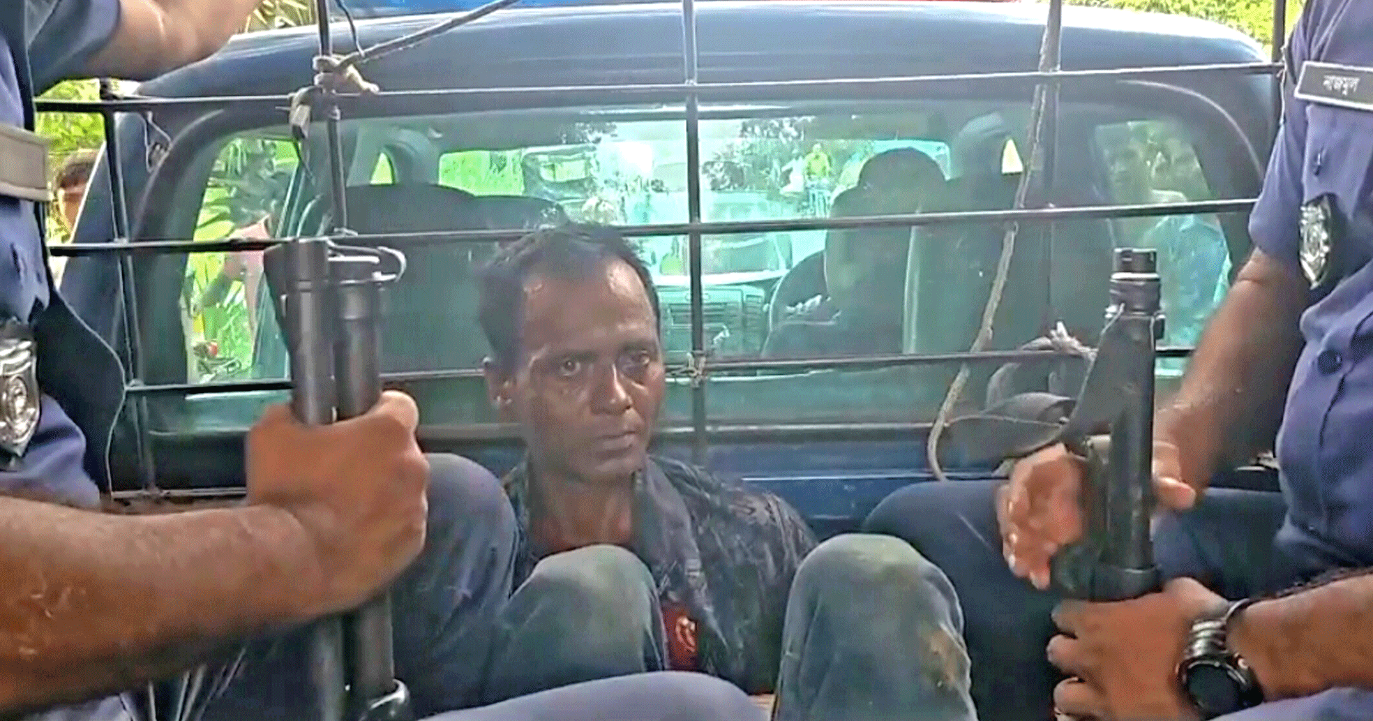 নাটোরে স্কুল থেকে ফেরার পথে ষষ্ঠ শ্রেণির ছাত্রীকে তুলে নিয়ে শ্লীলতাহানির চেষ্টা, অভিযুক্তকে গণধোলাই দিয়ে পুলিশে সোপর্দ