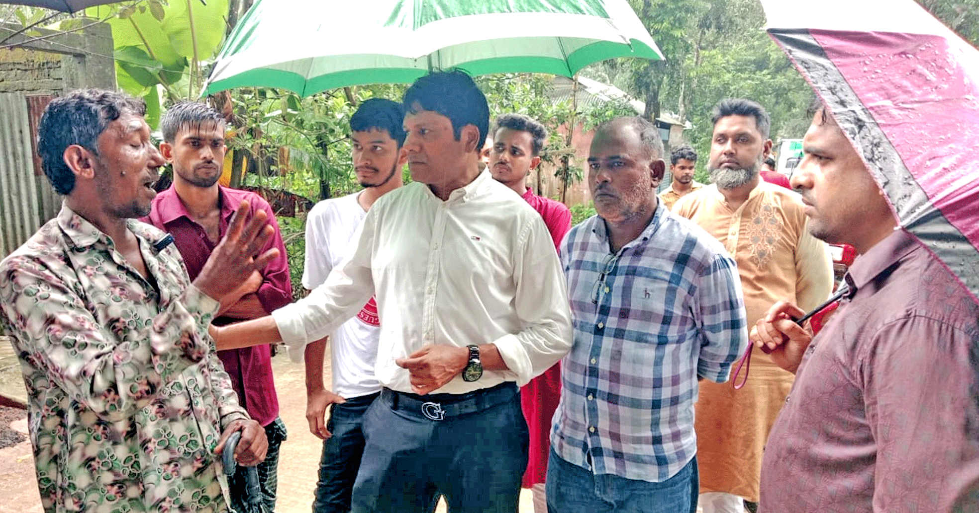 দুর্বৃত্তদের হামলায় নিহত জুয়েলের বাড়িতে সাবেক ছাত্রনেতা মামুন, পরিবারের খোঁজখবর নিলেন