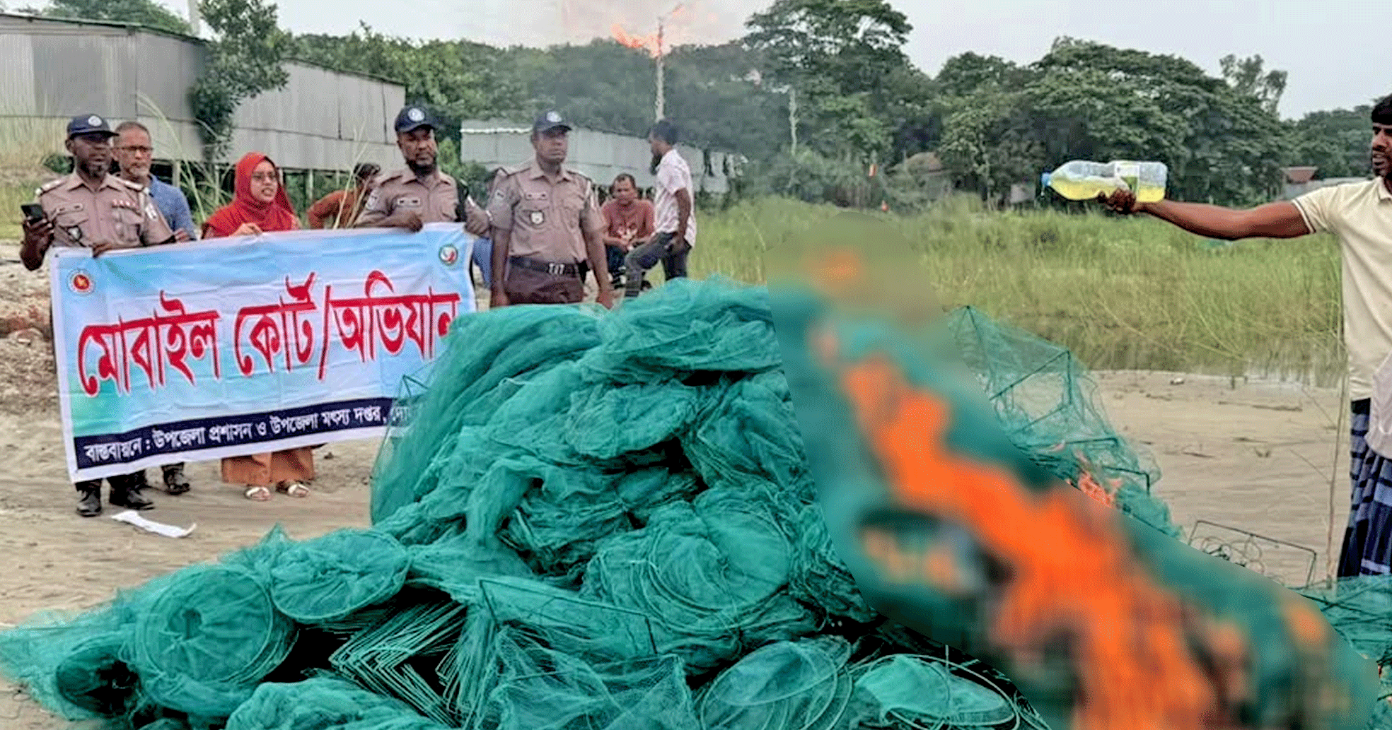 দোহারে অভিযান চালিয়ে ২৭০টি চায়না দুয়ারি জাল জব্দ, ধ্বংস