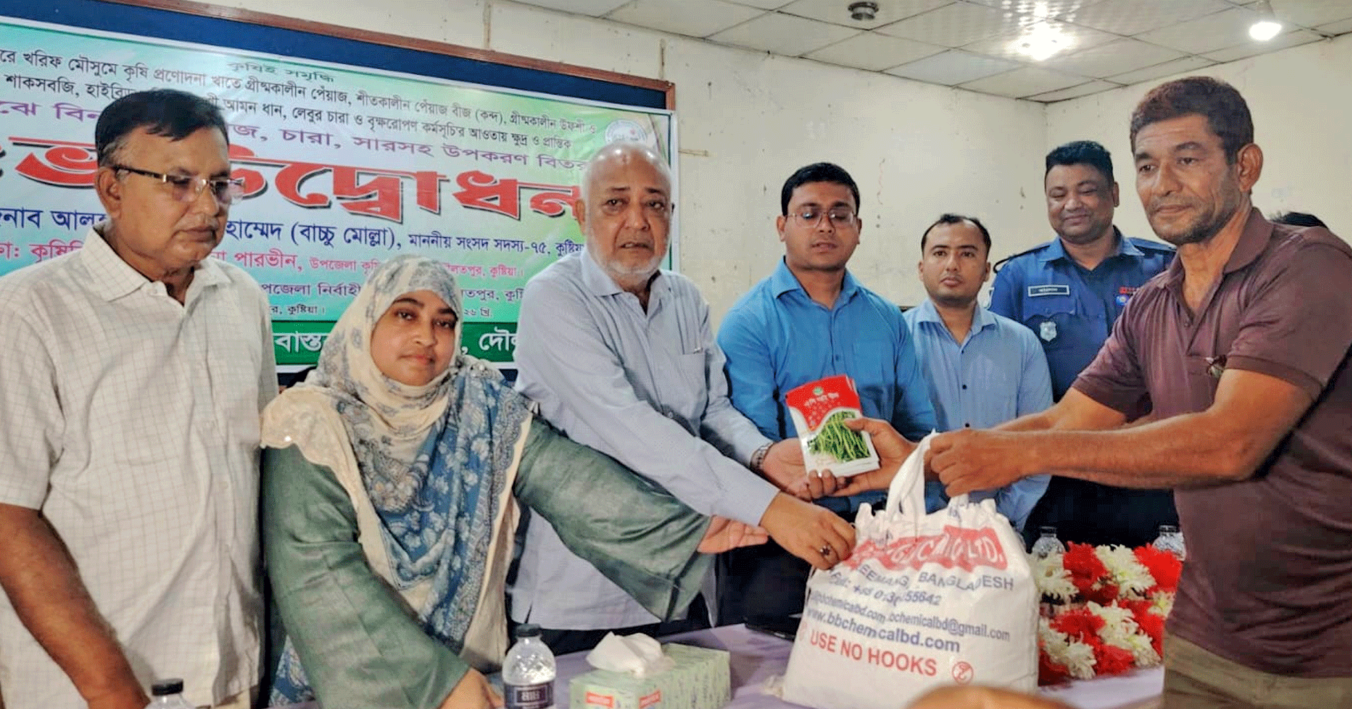 দৌলতপুরে কৃষকদের মাঝে বিনামূল্যে কৃষি উপকরণ বিতরণ