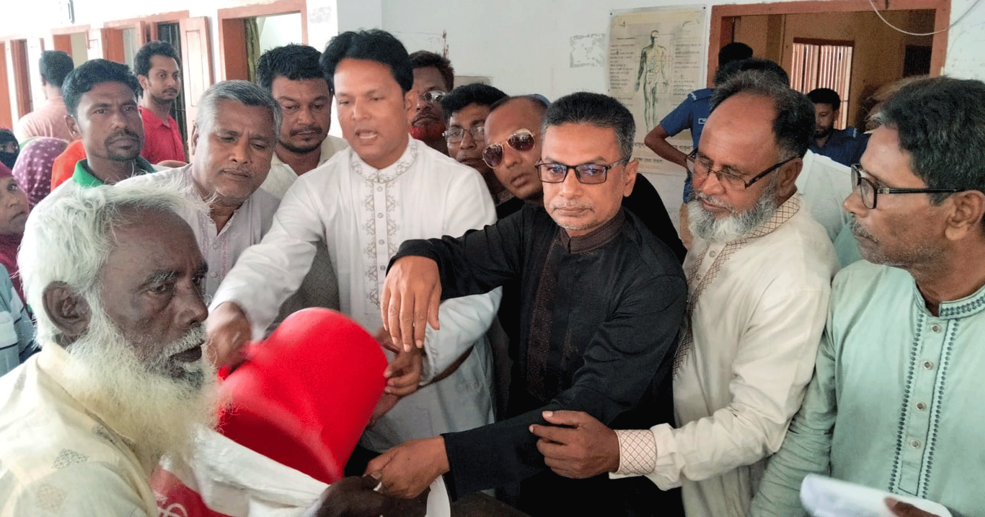 নলডাঙ্গায় প্রাকৃতিক দুর্যোগে ক্ষতিগ্রস্ত পরিবারের মাঝে চাল ও নগদ অর্থ বিতরণ