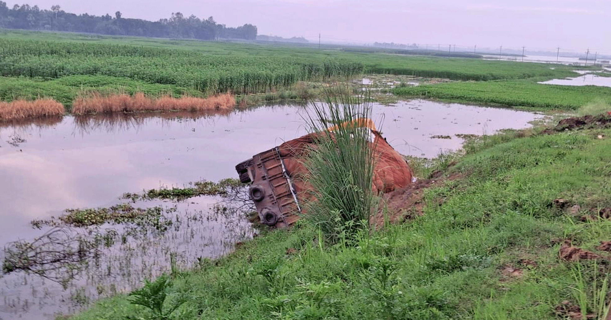 নলডাঙ্গায় সারবোঝাই ট্রাক উল্টে দুর্ঘটনা, চালক-হেলপার অক্ষত