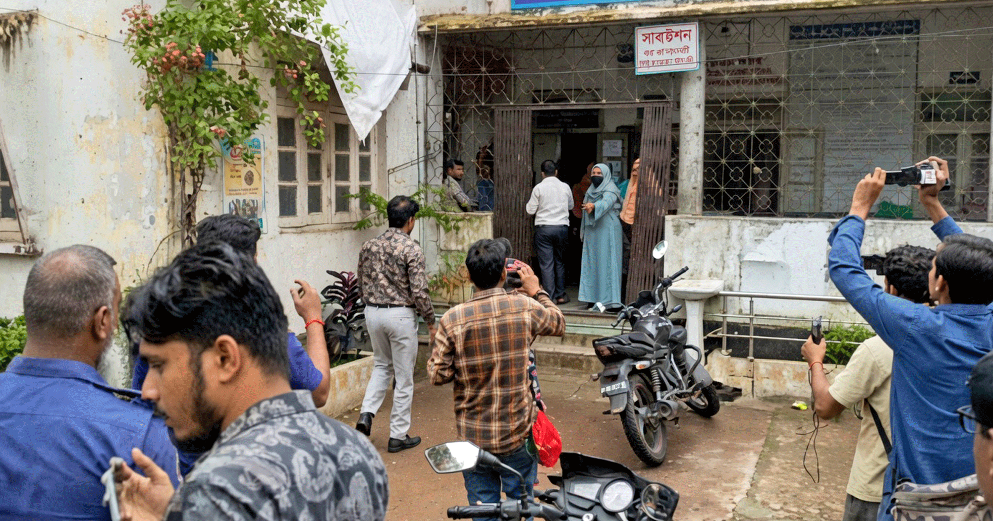 নাটোরে মা ও শিশু সদনে ভাঙচুর, চিকিৎসকের অবহেলায় নবজাতকের মৃত্যুর অভিযোগ