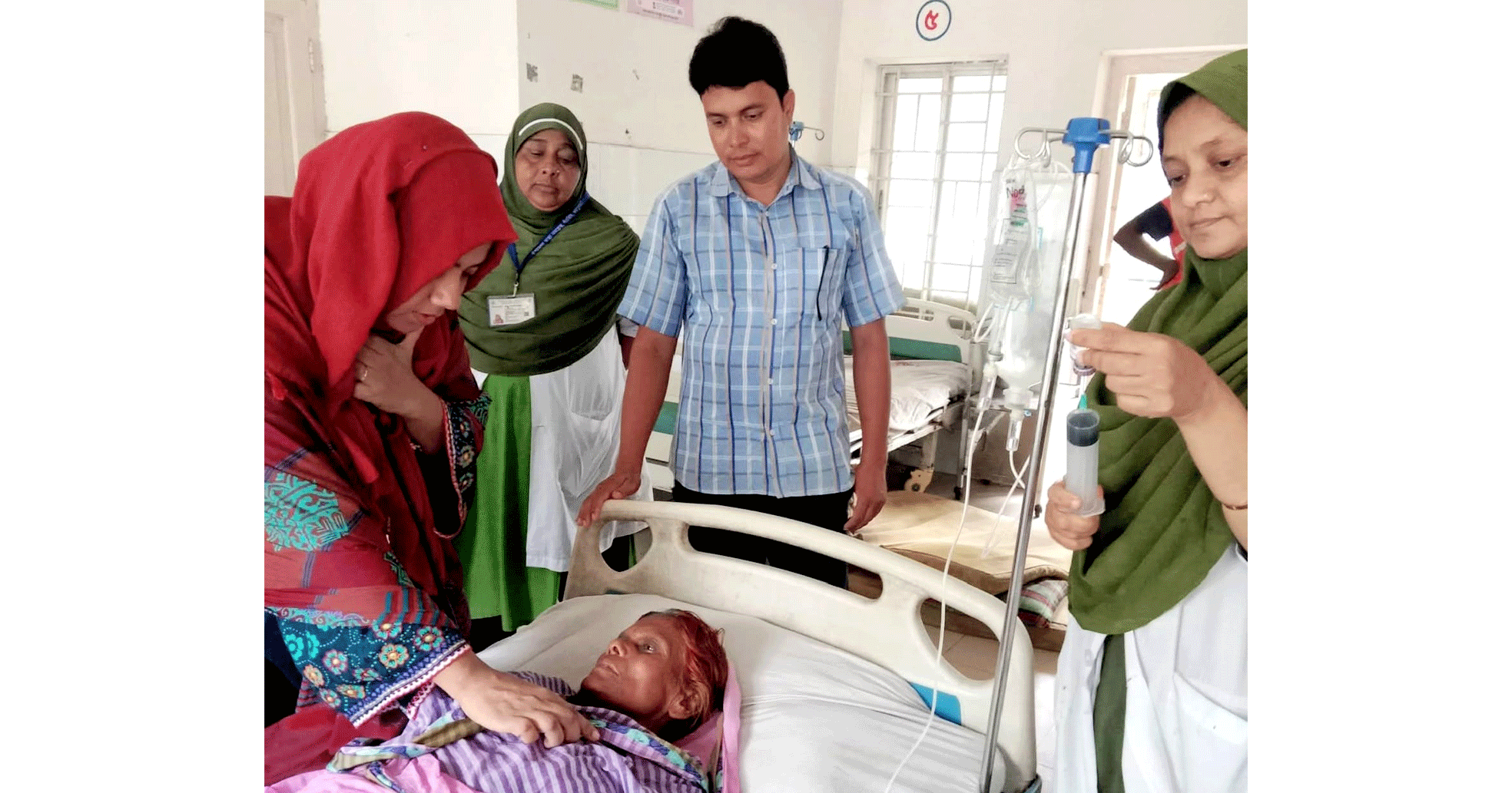 পাঁচবিবি উপজেলা স্বাস্থ্য কমপ্লেক্সে সাপে কাটা রোগীকে সুস্থ করলেন ডাঃ তরুণ কুমার পাল