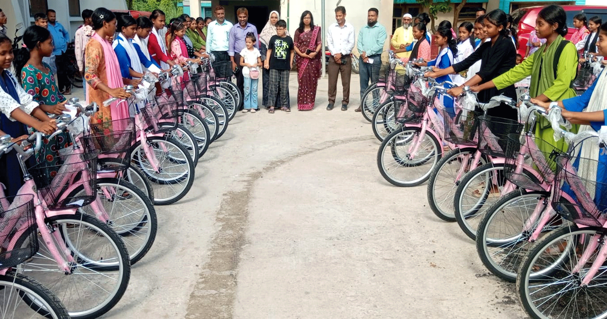 পাঁচবিবিতে আদিবাসী নারী ও শিক্ষার্থীরা পেল সেলাই মেশিন ও বাইসাইকেল