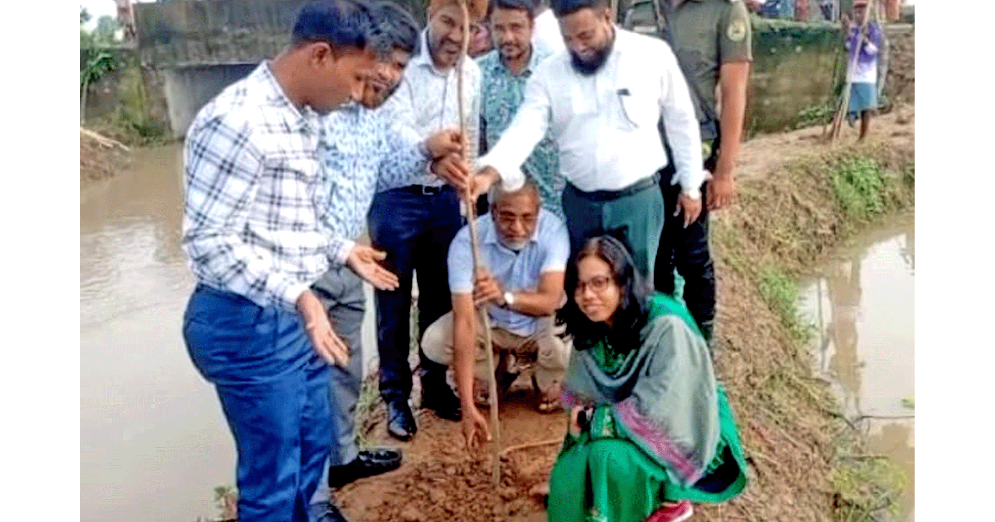 পাঁচবিবিতে খালপাড়ে বৃক্ষরোপণ করলেন ইউএনও কাশপিয়া তাসরিন
