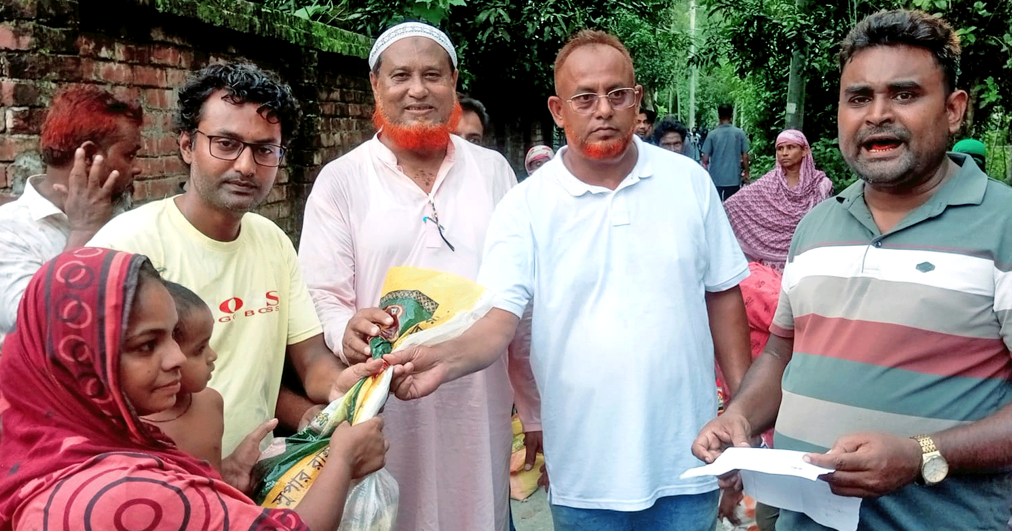 পাঁচবিবিতে পানিবন্দি পরিবারের মাঝে খাদ্য সহায়তা দিলেন মেয়র পদপ্রার্থী ডালিম