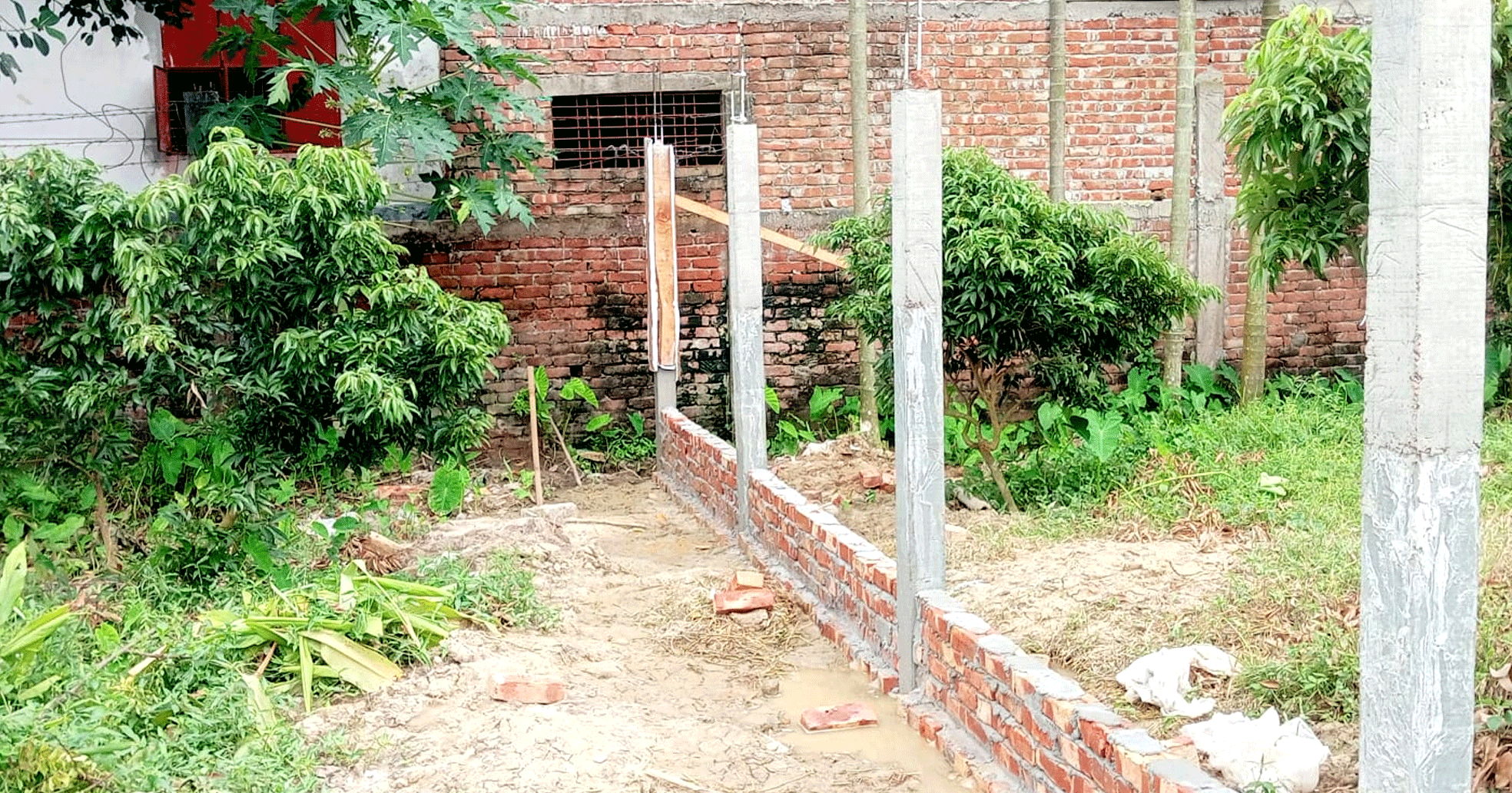 পাঁচবিবিতে বসতবাড়ির পাশে মুরগির শেড নির্মাণের অভিযোগ, থানায় লিখিত আবেদন