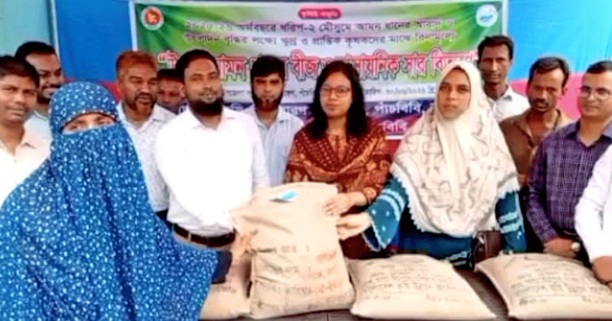 পাঁচবিবিতে বিনামূল্যে সার ও বীজ বিতরণ