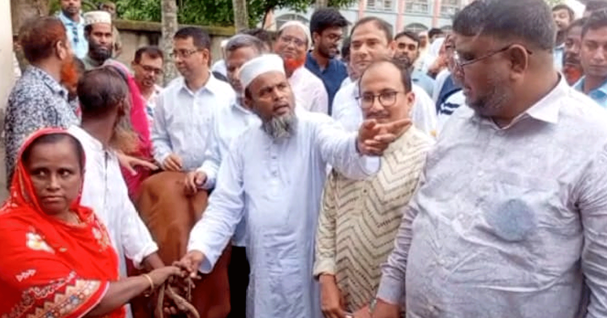 পাঁচবিবিতে শতাধিক পরিবারের মাঝে গবাদি পশু বিতরণ