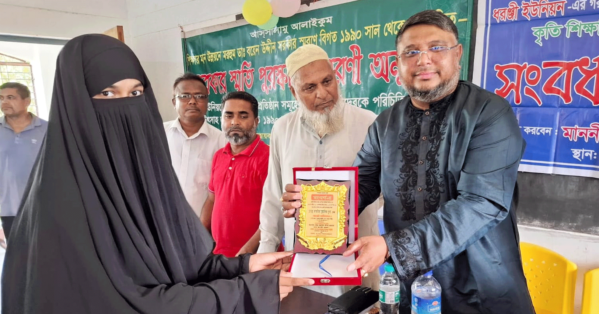পাঁচবিবির কৃতি শিক্ষার্থীদের ক্রেস্ট প্রদান