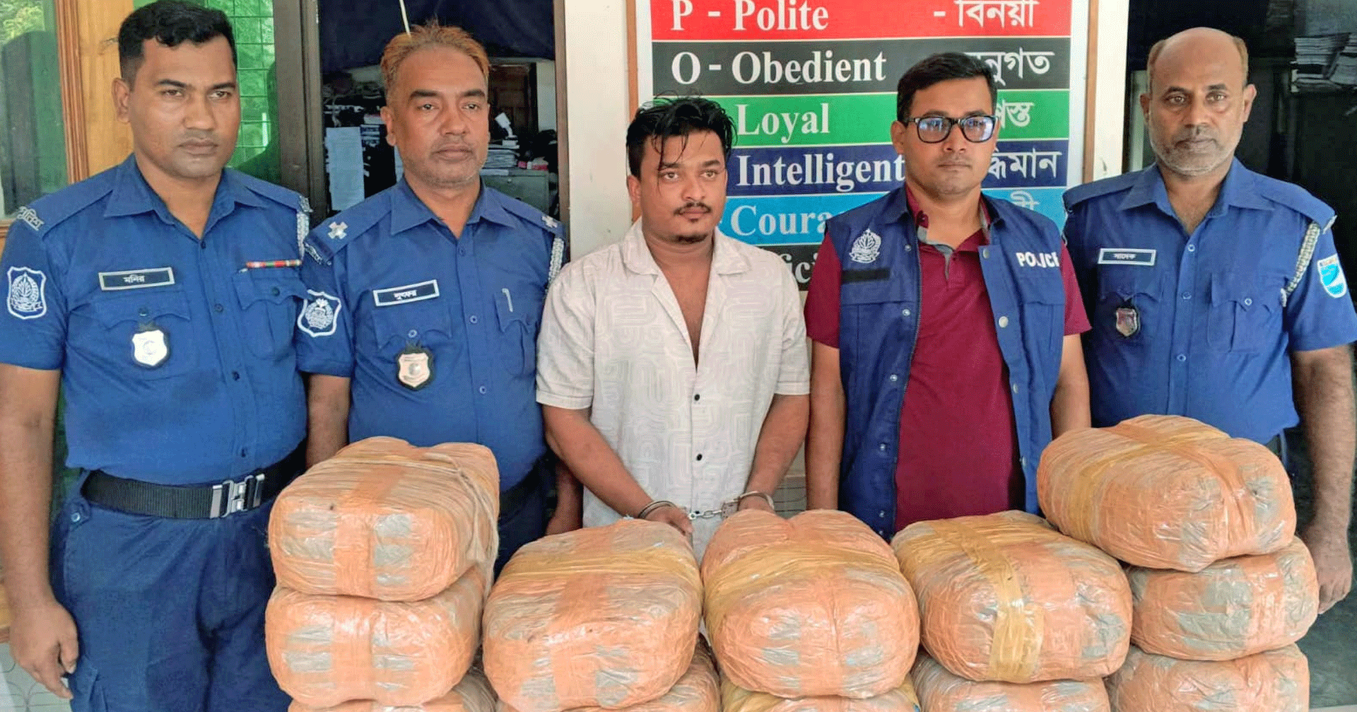 এসআই সুজনের নেতৃত্বে সফল অভিযান: পুলিশের ধাওয়ায় উদ্ধার ২৪ কেজি গাঁজা, আটক ১