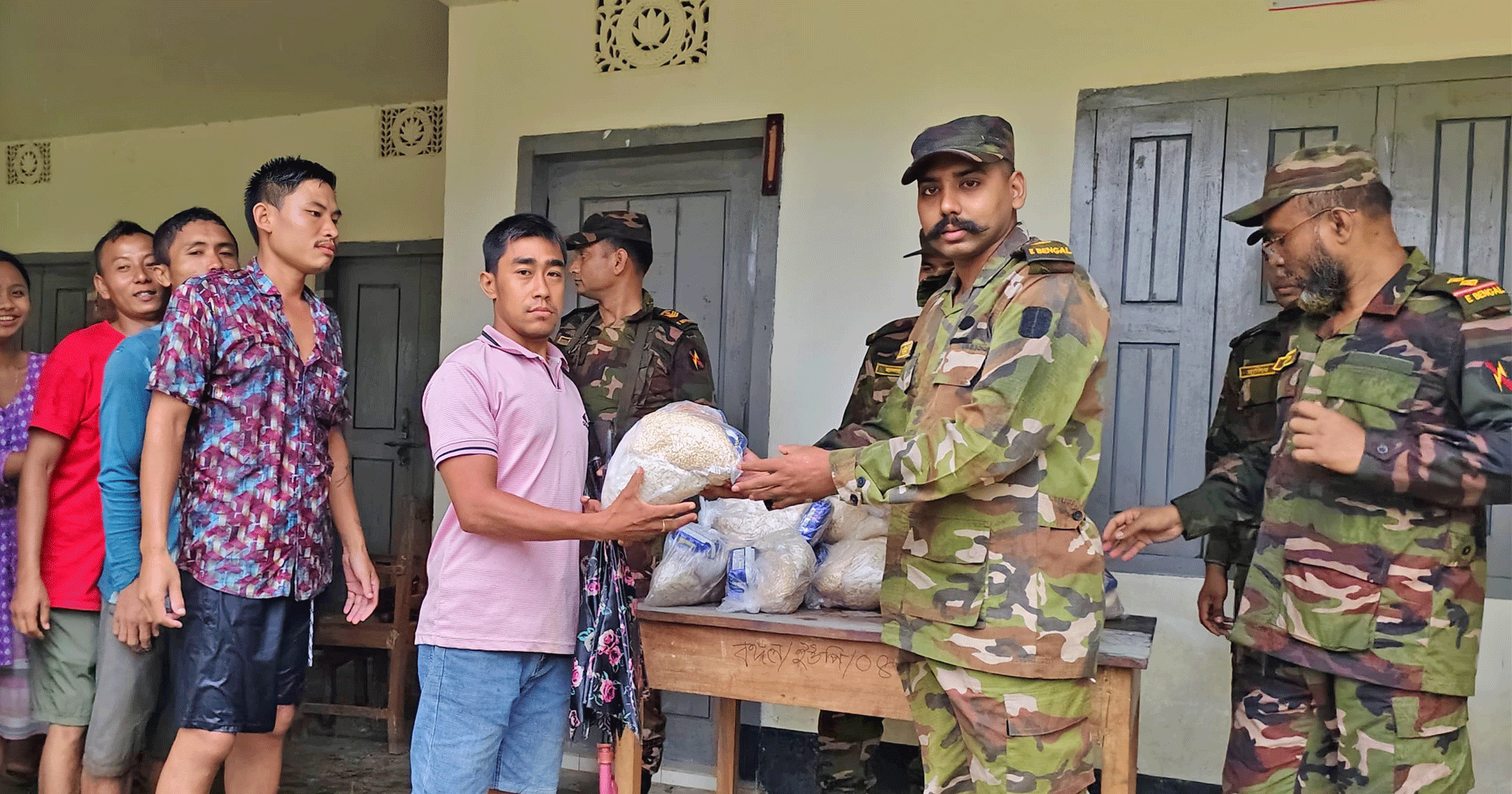 বন্যাকবলিত প্রত্যন্ত অঞ্চলে দুই শতাধিক পরিবারকে সেনাবাহিনীর ত্রাণ সহায়তা