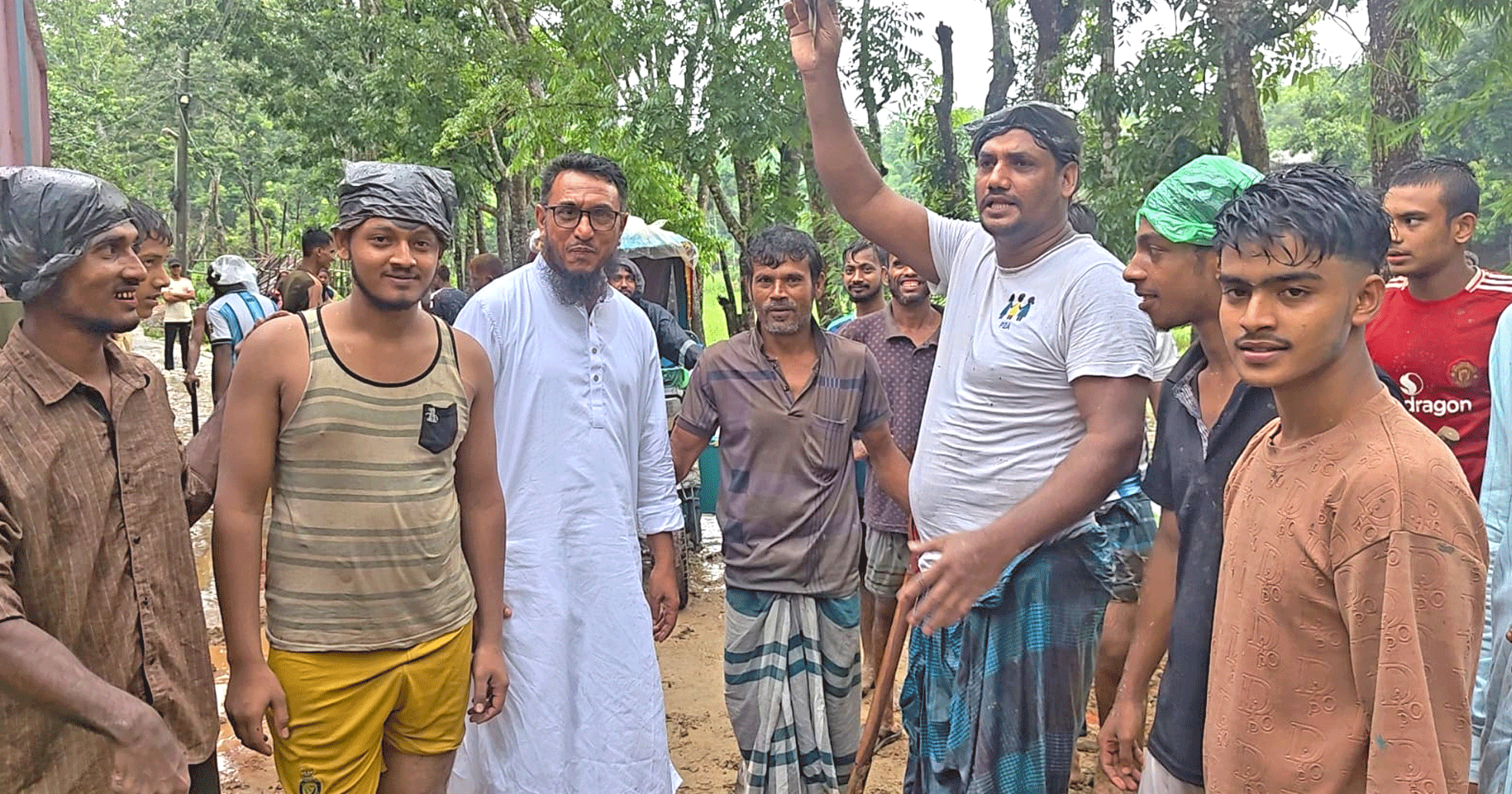 লামায় প্রশংসনীয় উদ্যোগ: বন্যায় জমে থাকা সড়কের কাদামাটি সরাচ্ছেন যুবকরা, পাশে দাঁড়ালেন আইয়ুব আলী কোম্পানি
