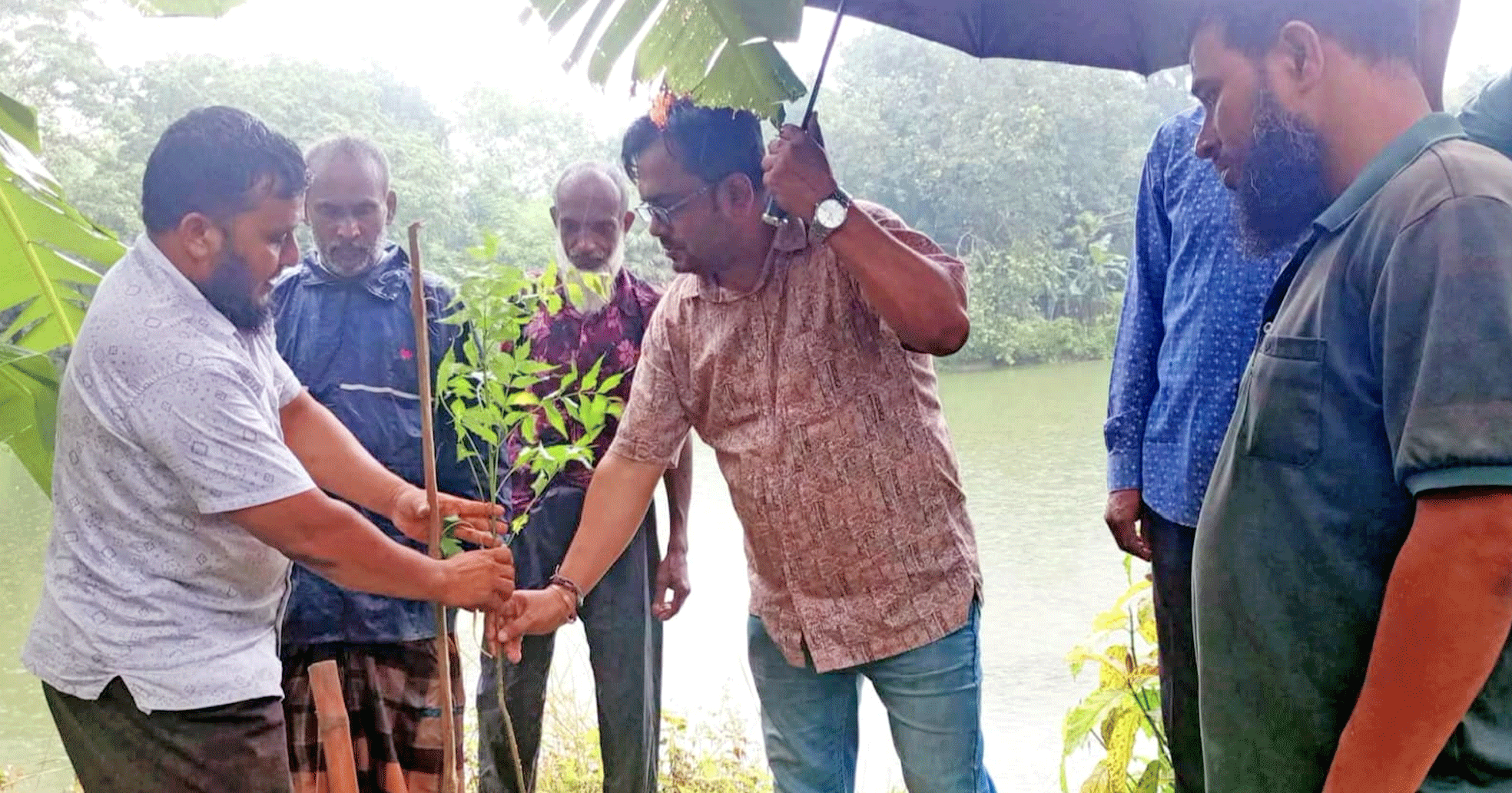 বৈরী আবহাওয়া উপেক্ষা করে বৃক্ষরোপণ করলেন ডা. তরুণ কুমার পাল