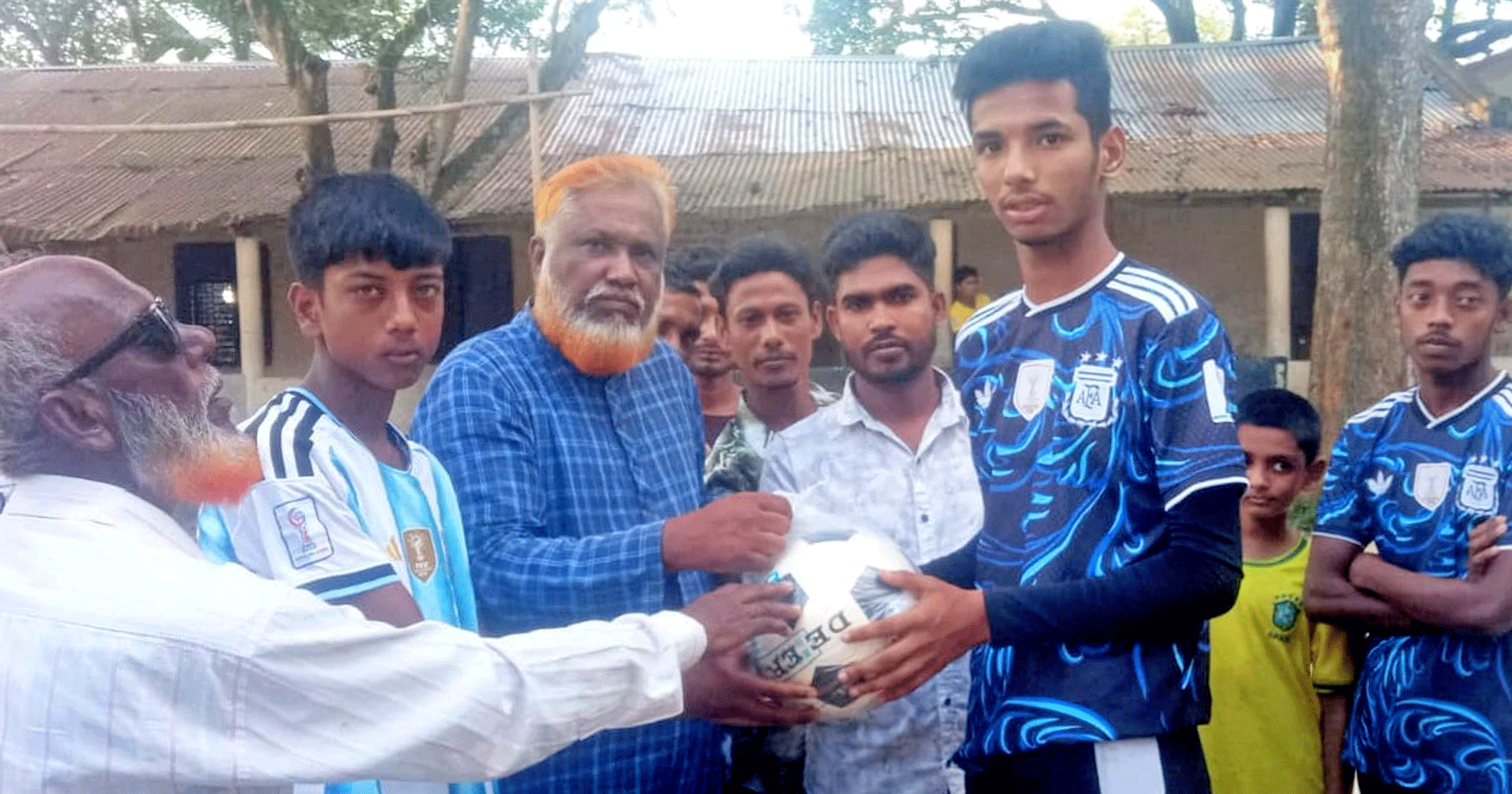 মাদকমুক্ত সমাজ গড়তে যুবকদের ফুটবল দিলেন চেয়ারম্যান প্রার্থী হামিদুর রহমান