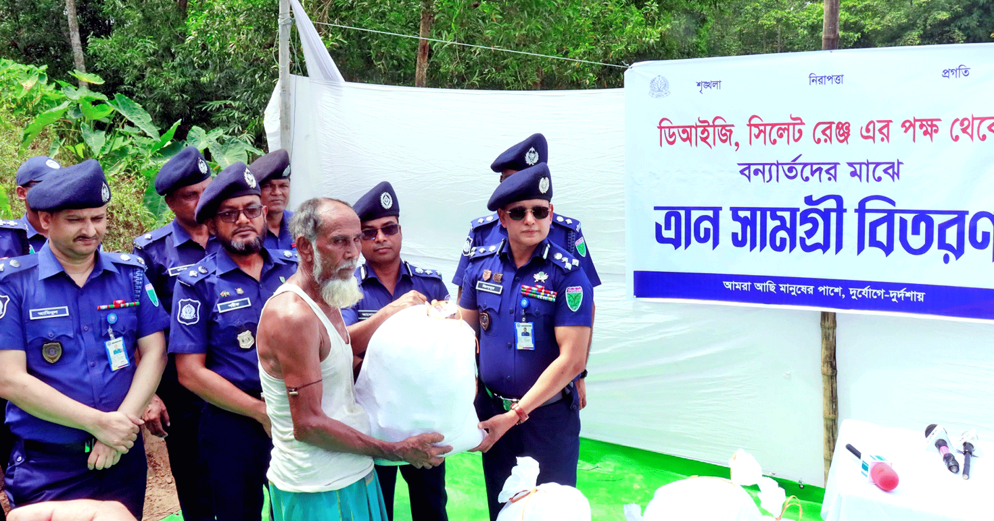 রাজনগরে বন্যার্তদের পাশে সিলেট রেঞ্জ পুলিশ: ত্রাণ বিতরণ ও বিশেষ মেডিকেল ক্যাম্প