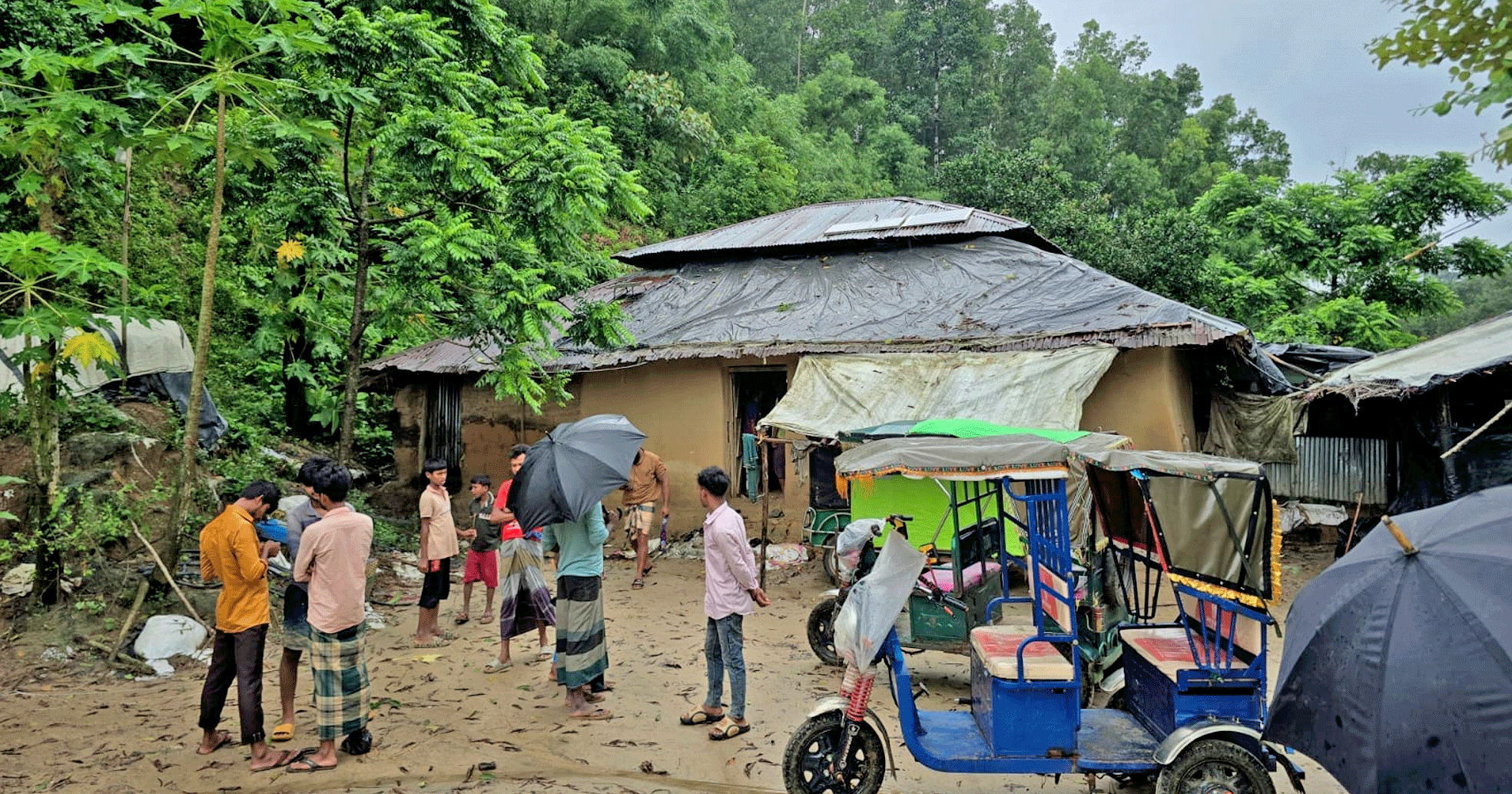 লামায় এক রাতে তিন বাড়িতে দুর্ধর্ষ ডাকাতি: মালামাল লুটের পাশাপাশি ভাত-তরকারিও খেয়ে গেল ডাকাত দল