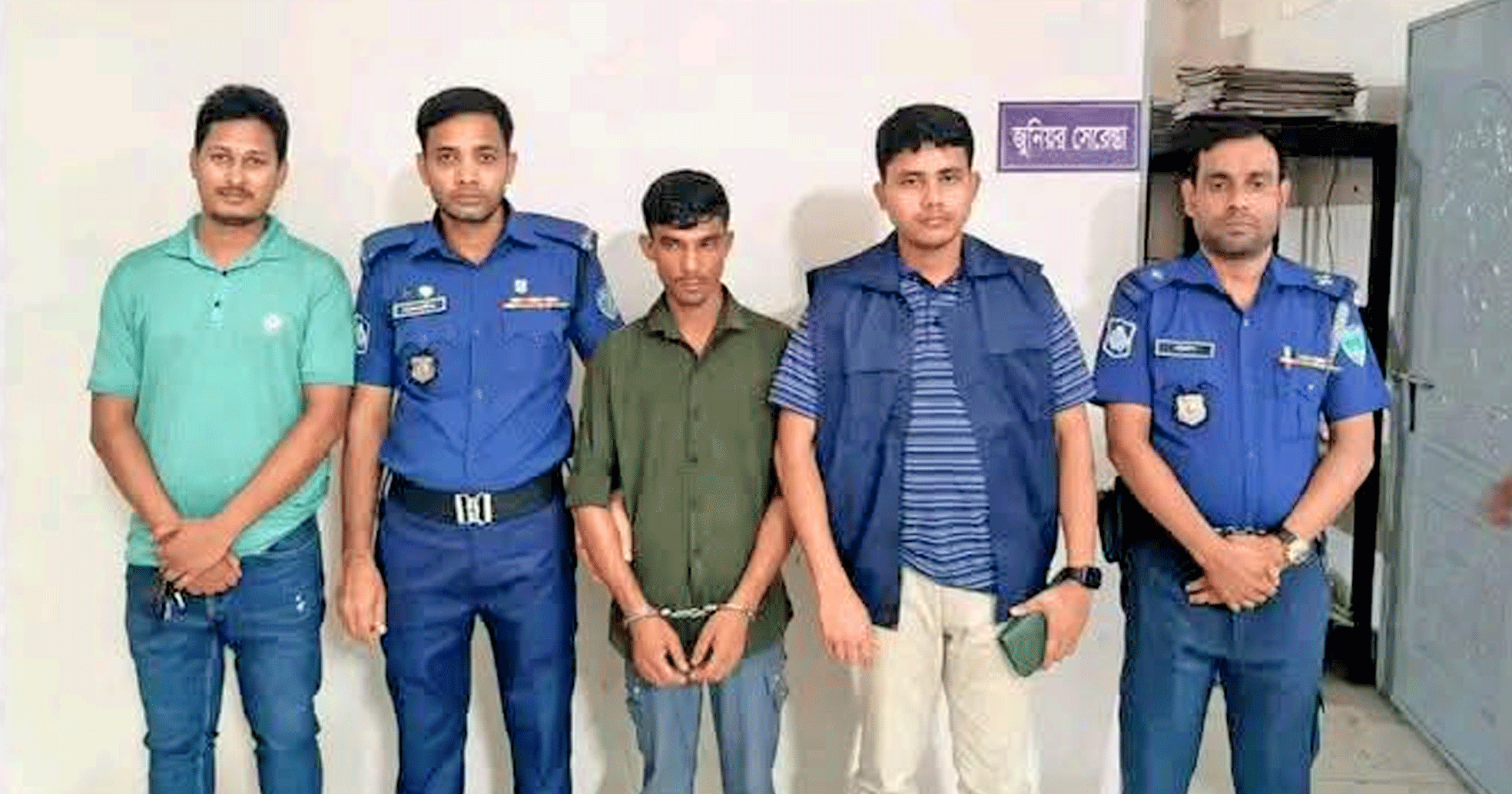 লামায় চাঞ্চল্যকর সিএনজি ছিনতাই ও চালককে হত্যাচেষ্টা: ৩ ডাকাত গ্রেপ্তার, সিএনজি ও মোবাইল উদ্ধার