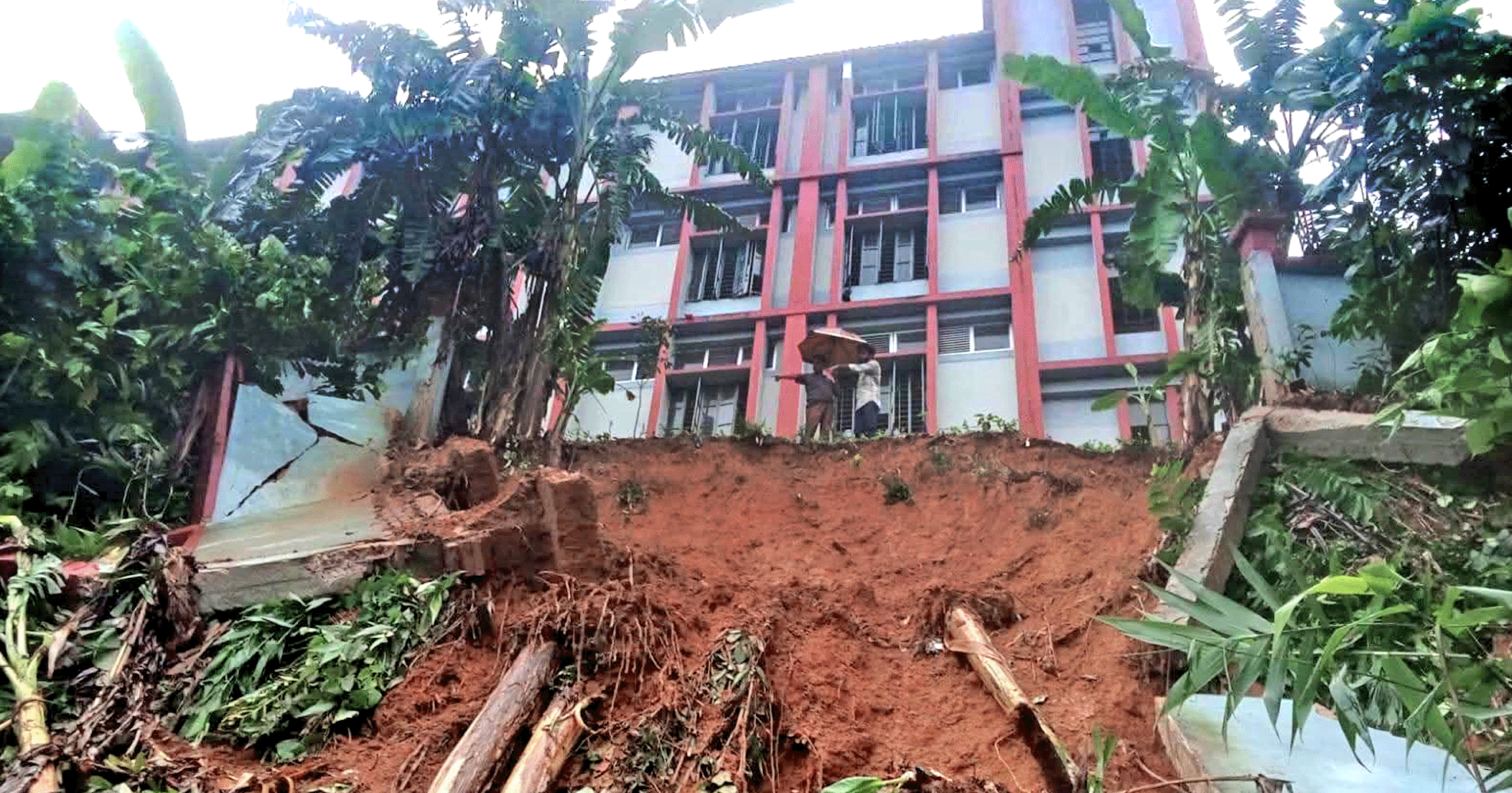 লামায় টানা বর্ষণে পাহাড় ধসের ঝুঁকিতে হাজারো পরিবার, প্রস্তুত ৮ আশ্রয়কেন্দ্র