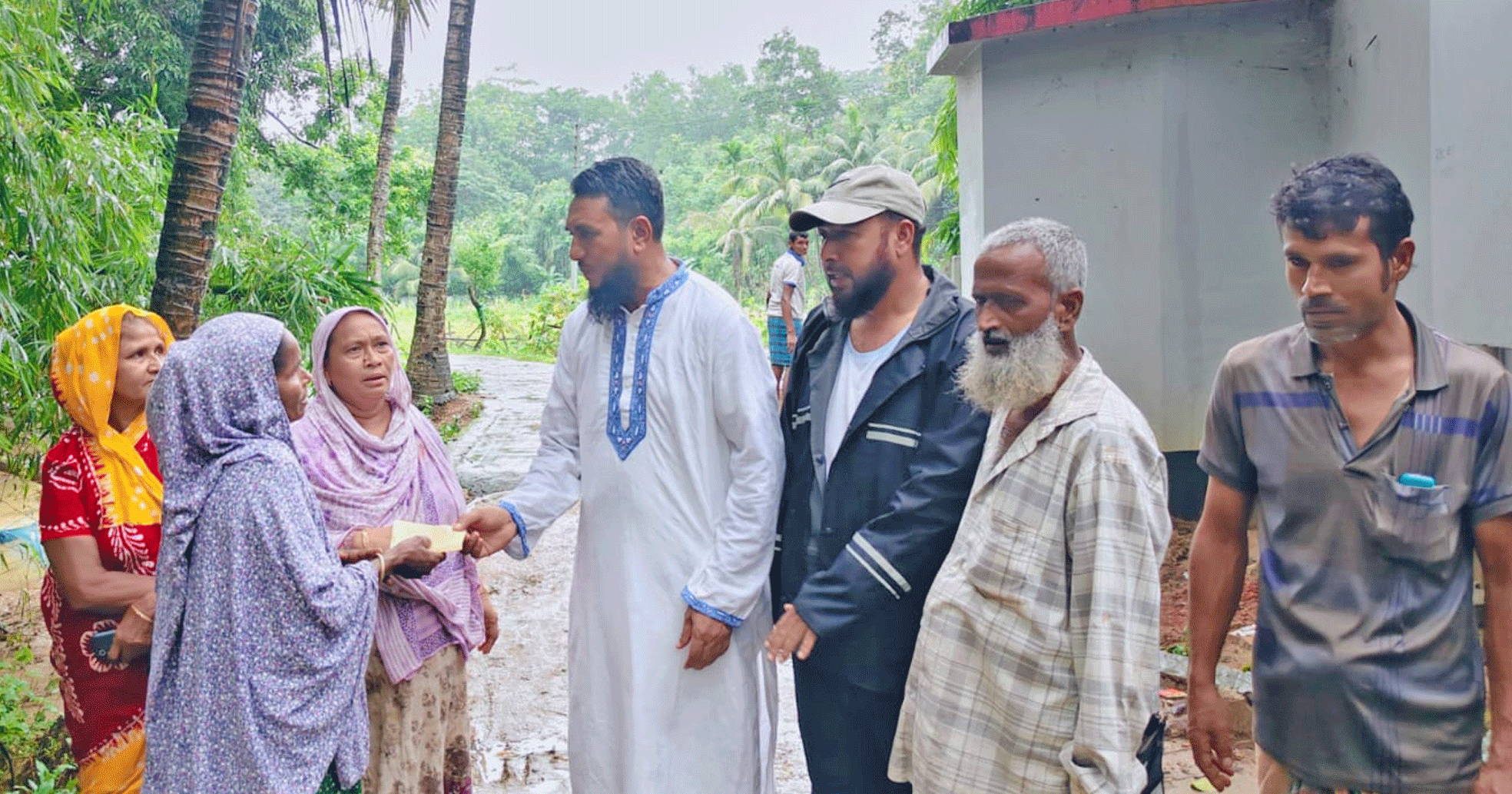 লামায় দ্বিতীয় দিনের মতো আইয়ুব আলী কোম্পানির বন্যাদুর্গতদের মাঝে নগদ অর্থ বিতরণ