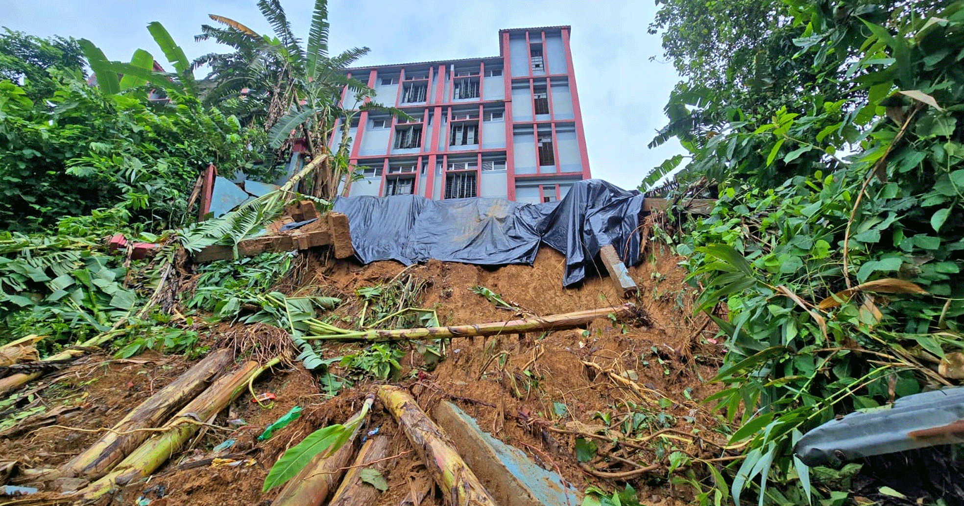 লামায় পাহাড়ধসে হুমকির মুখে চাম্বি উচ্চ বিদ্যালয় ও কলেজ, ঝুঁকি এড়াতে অন্য ভবনে পাঠদান